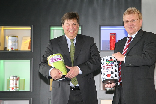 Freuten sich &uuml;ber einen erfolgreichen Projektabschluss: Frank Schulten, Gesch&auml;ftsf&uuml;hrer und Alfred Engel, IT-Leiter der HUBER Packaging Group GmbH + Co. KG