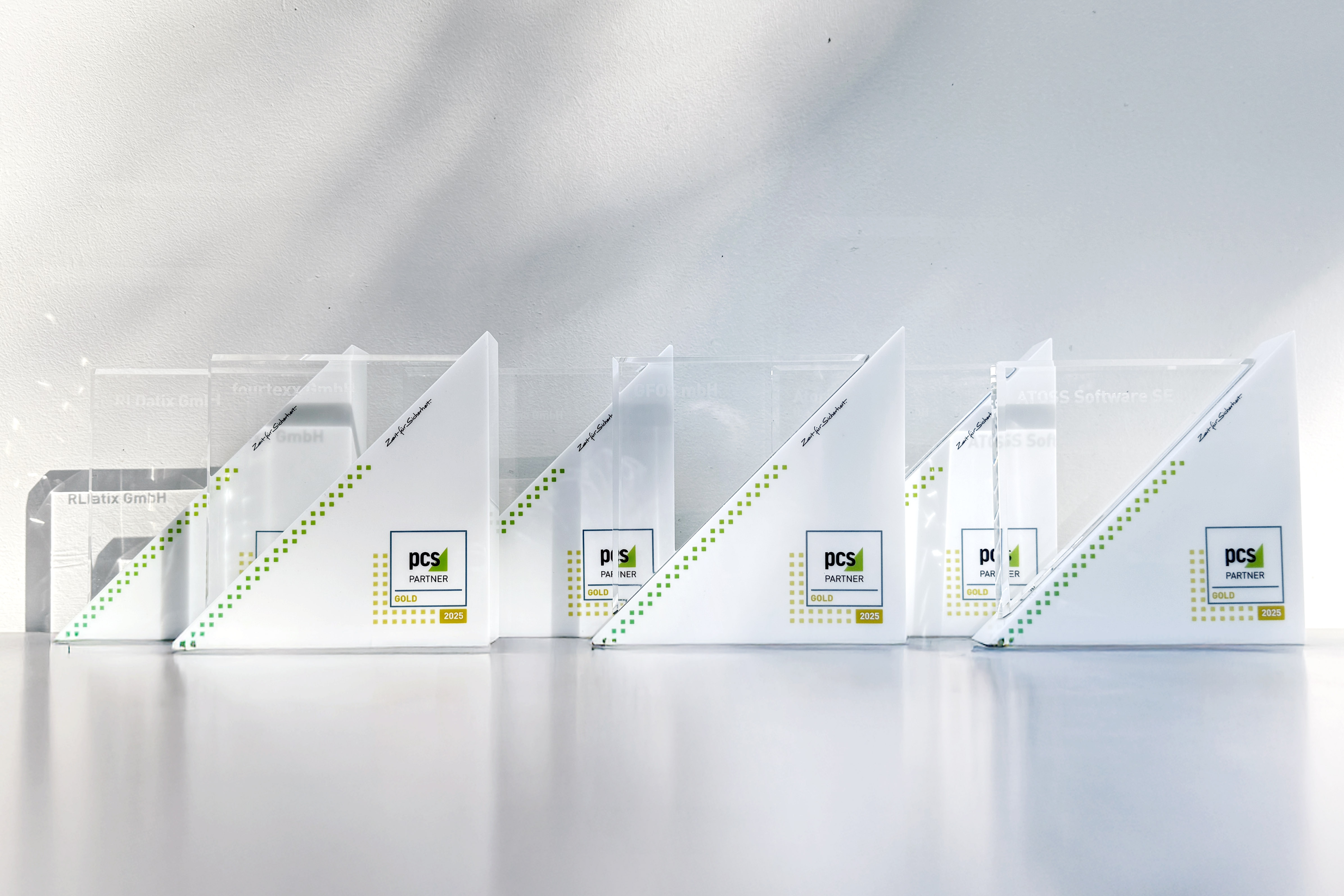 PCS Systemtechnik verleiht Gold Partner Award 2025 an sechs Workforce-Management Anbieter.